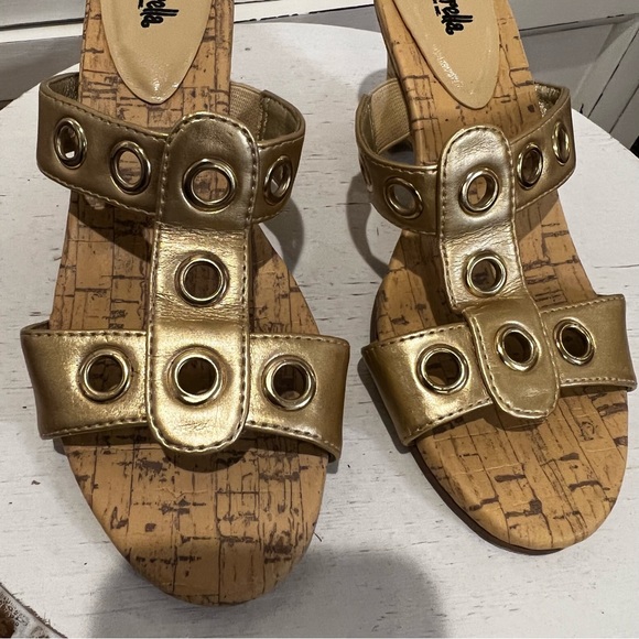 Cinderella of Boston Gold Grommeted Cork Wedge Heels.  Size 3. - Picture 6 of 9